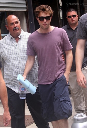  Bloodied Robert Pattinson on New York Set