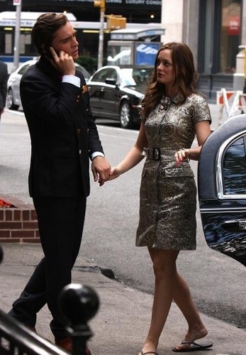  Chuck and Blair Holding Hands