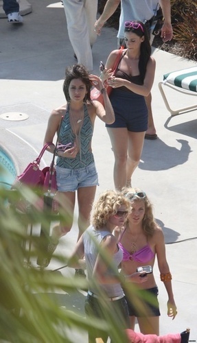 Girls on the set of 90210 (more photos)