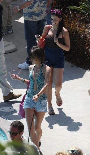Girls on the set of 90210 (more photos)