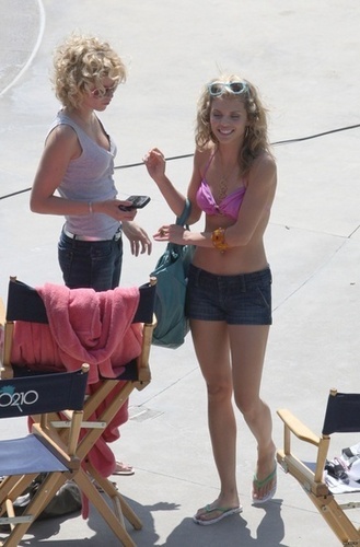  Girls on the set of 90210 (more photos)