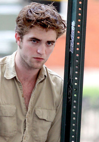 I LOVE this pic of Rob, his look OMFG!!