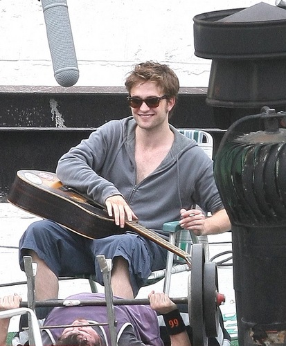  Robert Pattinson Plays گٹار in NYC for Remember Me