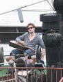Robert Pattinson Plays Guitar in NYC for Remember Me - robert-pattinson photo
