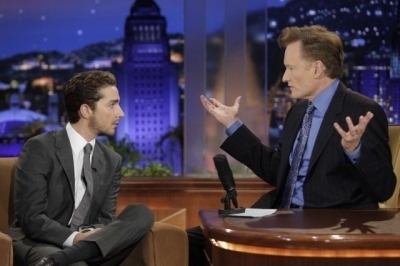  Shia on The Tonight tampil with Conan O’Brien