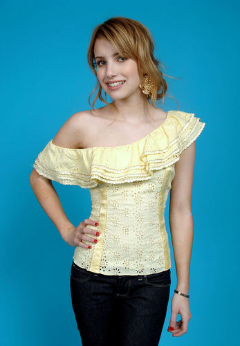  Smiling Emma with goud Earrings and a Yellow Off the Shoulder top, boven