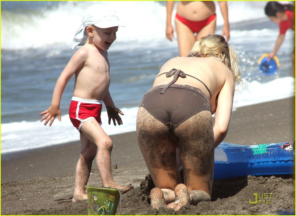 голая мама с ребенком на пляже фото фото 104