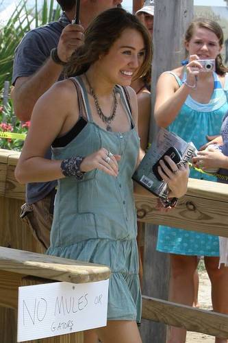  Miley on set" The Last Song"