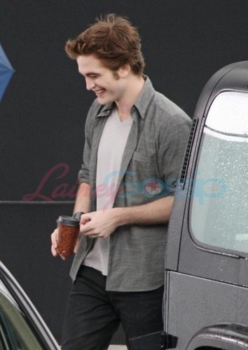  -Robert Pattinson on New Moon set-