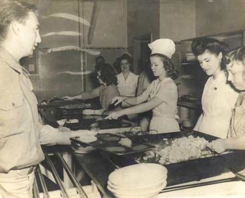  Shirley Temple Serving comida at Military Hospital, 1945