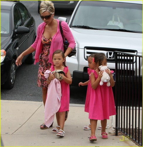  Kate Gosselin & Daughters: Pretty in berwarna merah muda, merah muda