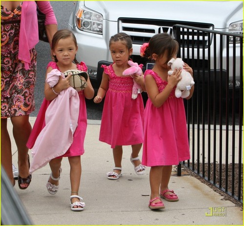  Kate Gosselin & Daughters: Pretty in berwarna merah muda, merah muda
