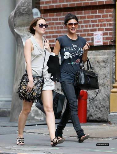 Leight and Jess shoping in NY