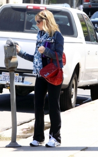 SMG heading to a Pilates class in Encino, California on July 23, 2009
