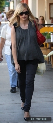 SMG leaving Pita Pit in Beverly Hills - July 21, 2009