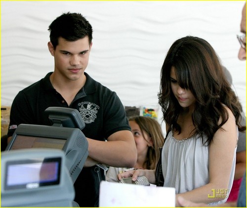  Selena Gomez and Taylor Lautner