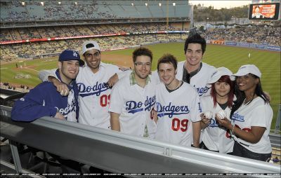  oben, nach oben 7 AI Contestants Attend Dodgers Game