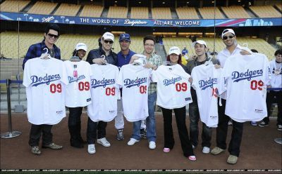  상단, 맨 위로 7 AI Contestants Attend Dodgers Game