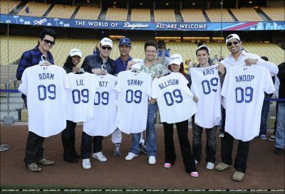  juu 7 AI Contestants Attend Dodgers Game