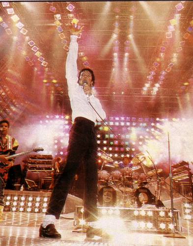 Victory Tour > On Stage