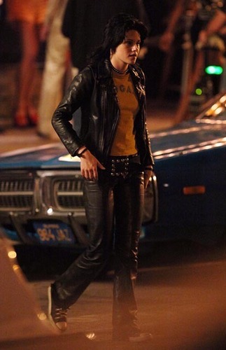  Kristen and her black leather jacket. Smoking 2? She looks good LOL.