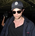 Rob <3 A fan HUGGED him! I want to be HER so BADLY! - edward-cullen photo