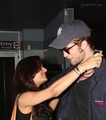 Rob <3 a fan HUGGED him. I want to be HER so BADLY! - edward-cullen photo