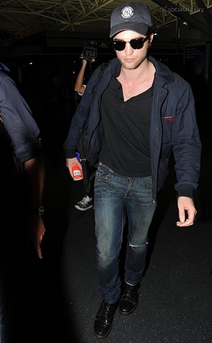  Rob, arriving NYC, & he was HUGGED por a fan! *tears*