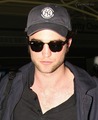 Rob arriving NYC, & he was HUGGED by a fan! *tears* - robert-pattinson photo