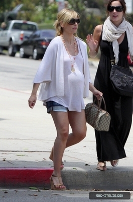  SMG shopping with Lindsay Sloane on Montana Avenue - July 24, 2009