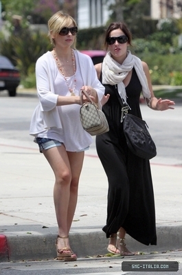 SMG shopping with Lindsay Sloane on Montana Avenue - July 24, 2009