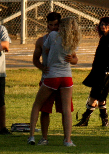Taylor Lautner & Taylor Swift kissing!