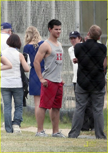 Taylor Lautner& Taylor Swift on the set