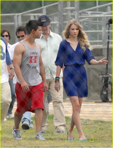 Taylor Lautner& Taylor Swift on the set