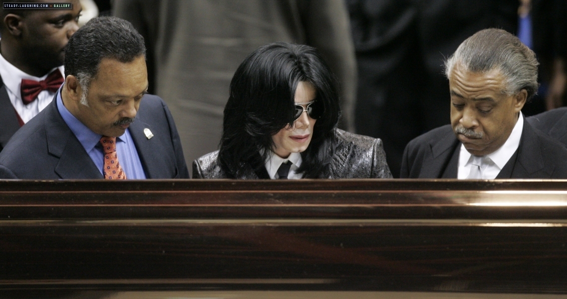 Photo of 2006 / Funeral of James Brown for fans of Michael Jackson. 