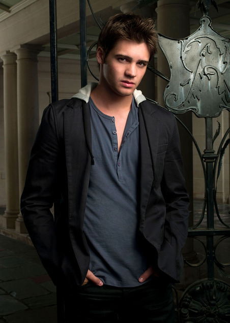 http://images2.fanpop.com/images/photos/7400000/Greystone-Mansion-the-vampire-diaries-tv-show-7457704-452-636.jpg