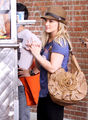 Hilary Duff on the set of gossip girl 3 on August - gossip-girl photo