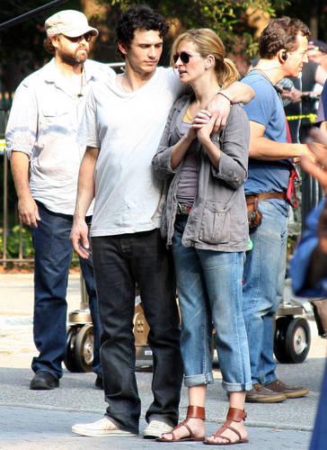  James Franco and Julia Roberts on The Set of Eat Pray Love 4/8