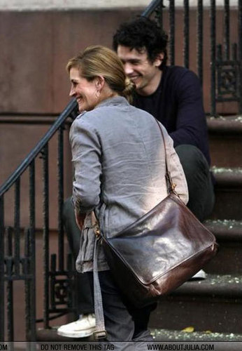  James Franco and Julia Roberts on The Set of Eat Pray l’amour 4/8