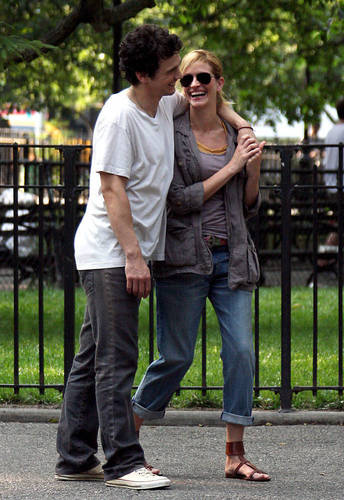  James Franco and Julia Roberts on The Set of Eat Pray l’amour 4/8