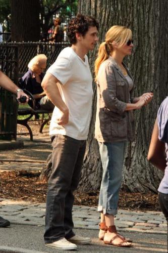  James and Julia Roberts on The Set of Eat Pray upendo 4/8