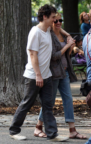  James and Julia Roberts on The Set of Eat Pray upendo 4/8
