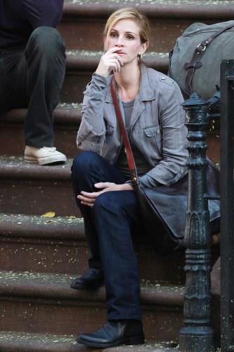  Julia Filming "Eat, Pray, Love" in NYC 3/8/09