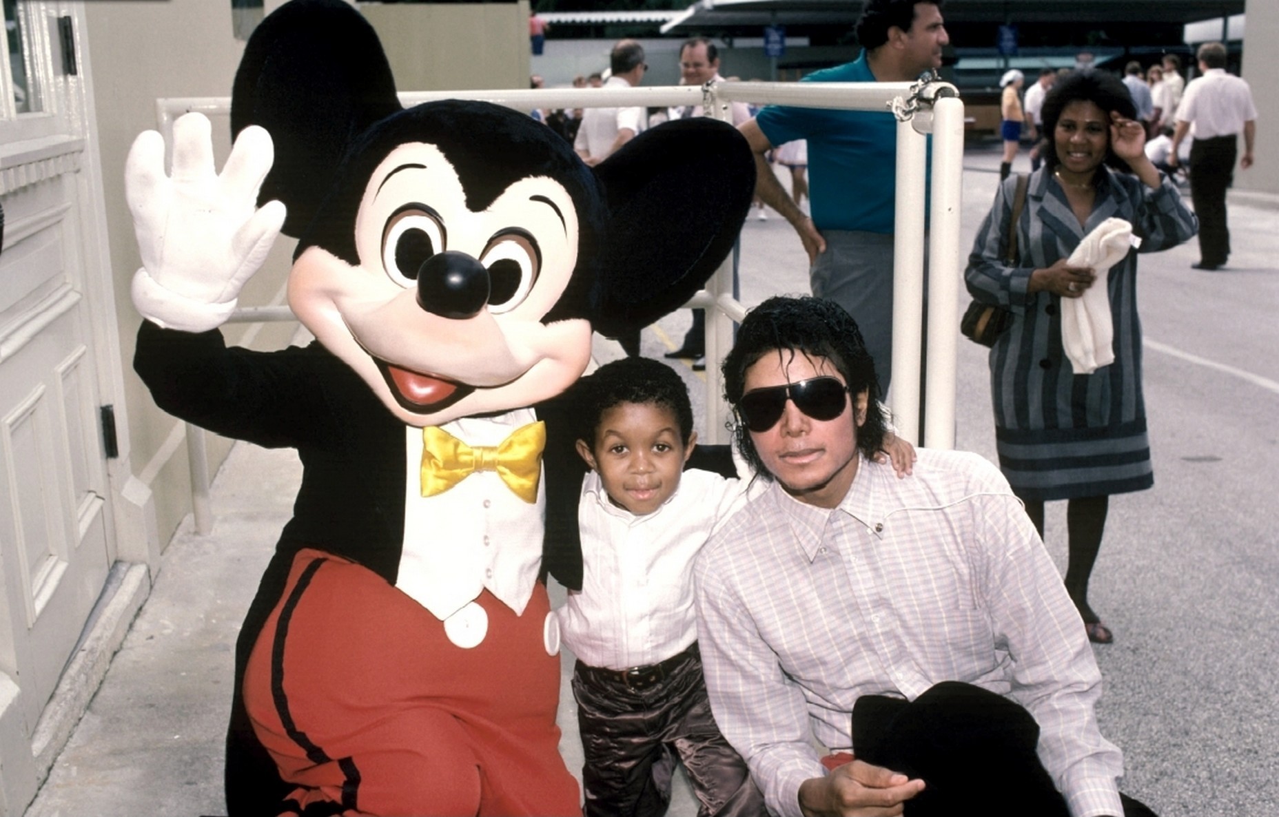 October-1984-Michael-Jackson-and-Emanuel-Lewis-at-Disney-World-michael-jackson-7429349-1856-1186.jpg