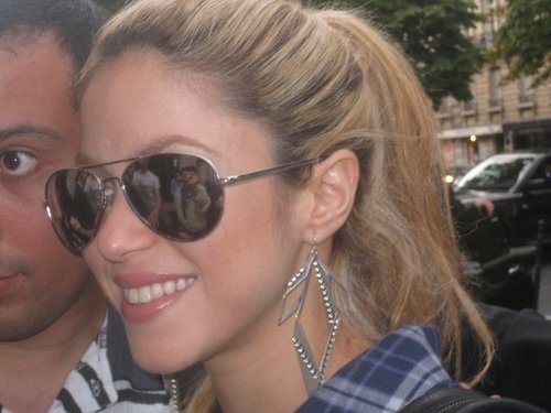  shakira meeting fãs outside her hotel in Paris - July
