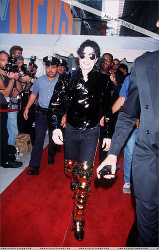  Awards & Special Performances > The 12th Annual MTV Video musique Awards