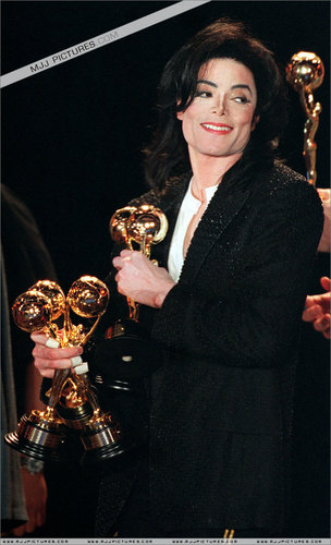  Awards & Special Performances > The 8th Annual World Музыка Awards