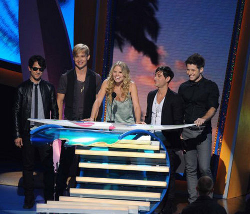 Jennifer Presenting An Award @ the 2009 Teen Choice Awards