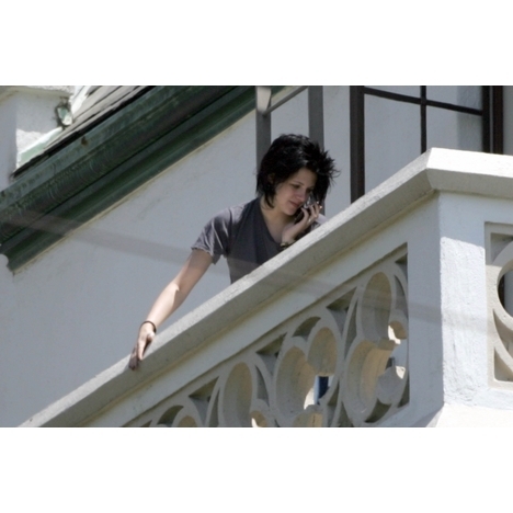  Kristen Stewart balcony pics