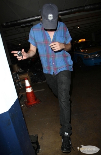  Kristen leaving Rob's hotel - Rob, one घंटा after, in his hotel's patio